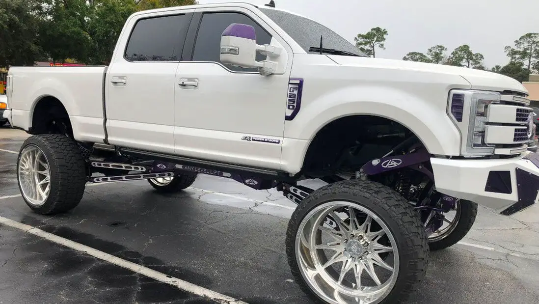 Picture of white Ford F250 truck