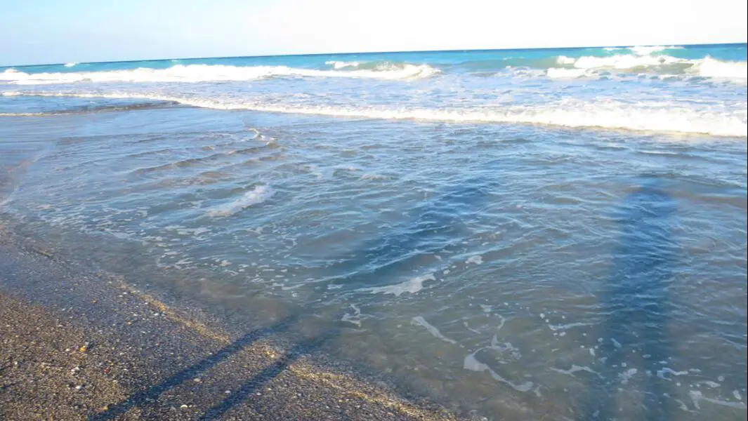Picture of ocean waves at Juno Beach Park