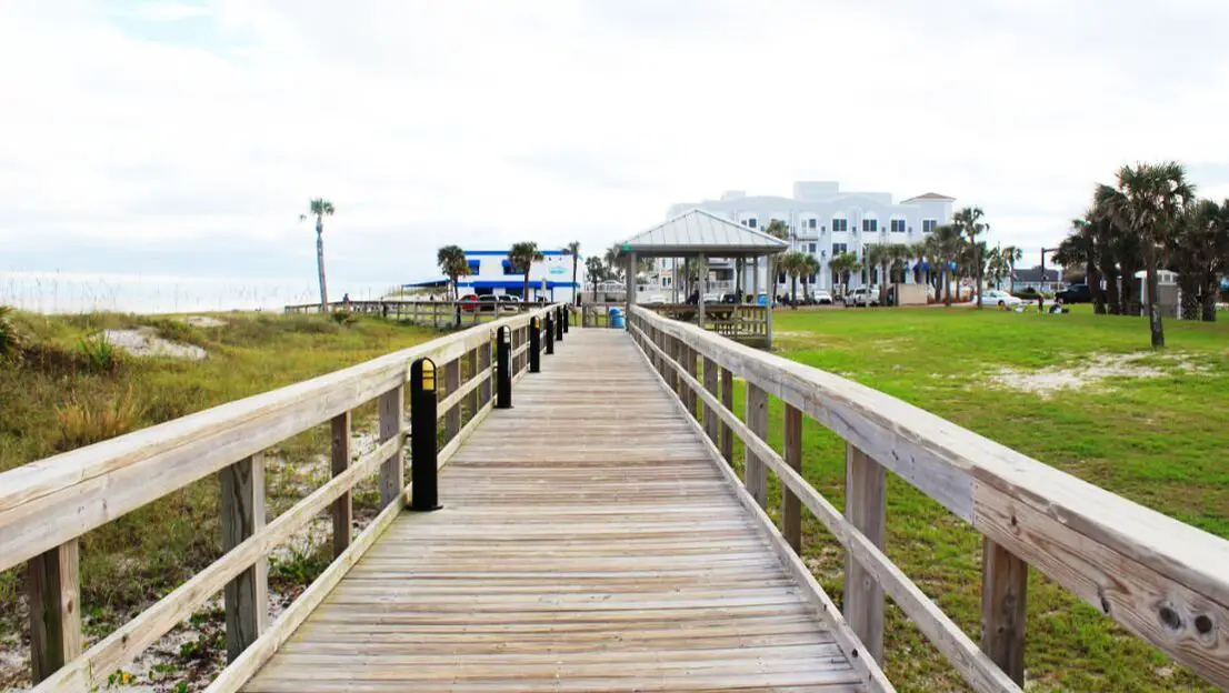 Picture of wooden walkway to Fernandina Beach