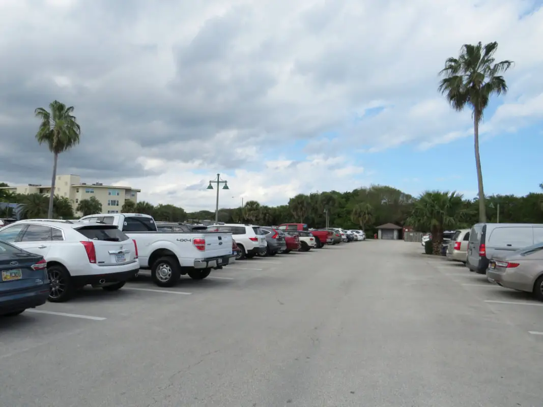Picture of parking lot at South Beach Park Vero